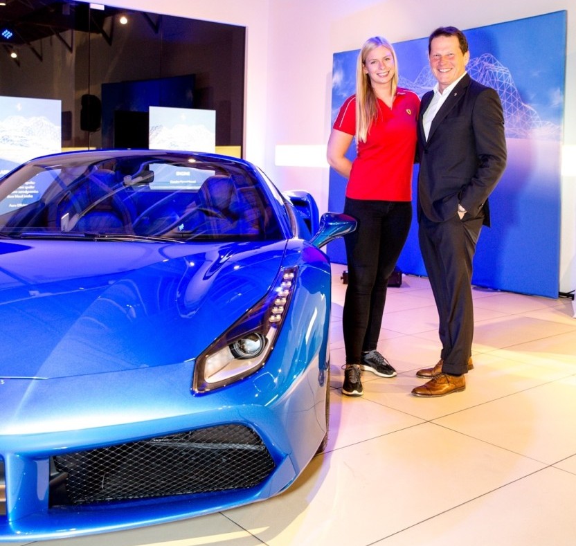 Christina Nielsen og Giacomo Mattioli med den nye Ferrari 488 Spider
(Foto: scuderiacorsa.com / Roberto Viva | Brent Alex)